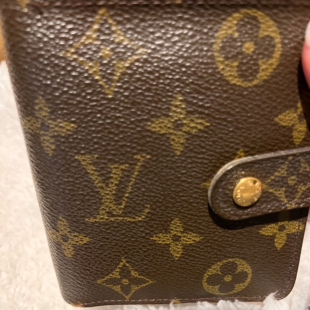 Authentic pre-love & vintage bag ; This wallet is an 8/10 ,